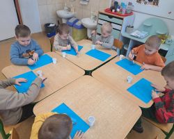 dzieci i nauczyciele podczas zajęć o czystym powietrzu