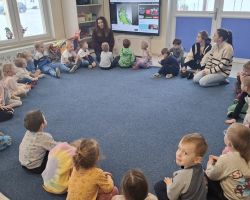 dzieci i nauczyciele podczas zajęć o czystym powietrzu