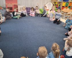 dzieci i nauczyciele podczas zajęć o czystym powietrzu