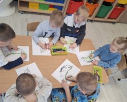 dzieci i nauczyciele podczas zajęć o czystym powietrzu