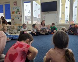 dzieci i nauczyciele podczas zajęć o czystym powietrzu