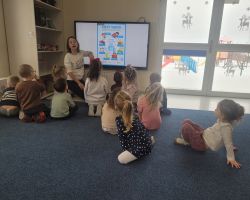 dzieci i nauczyciele podczas realizacji programu "Mamo, tato wolę wodę"