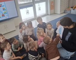 dzieci i nauczyciele podczas realizacji programu "Mamo, tato wolę wodę"