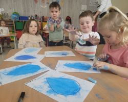 dzieci i nauczyciele podczas realizacji programu "Mamo, tato wolę wodę"