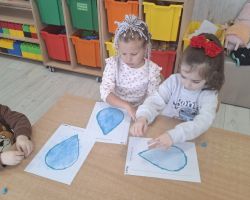 dzieci i nauczyciele podczas realizacji programu "Mamo, tato wolę wodę"