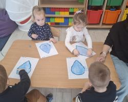 dzieci i nauczyciele podczas realizacji programu "Mamo, tato wolę wodę"