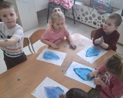 dzieci i nauczyciele podczas realizacji programu "Mamo, tato wolę wodę"