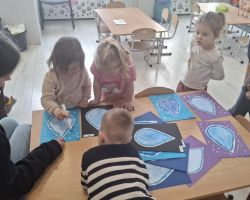 dzieci i nauczyciele podczas realizacji programu "Mamo, tato wolę wodę"