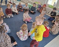 dzieci i nauczyciele podczas realizacji programu "Mamo, tato wolę wodę"