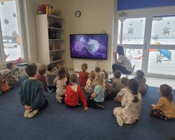 dzieci i nauczyciele podczas realizacji programu "Mamo, tato wolę wodę"