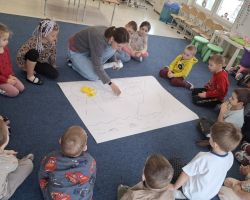 dzieci i nauczyciele podczas realizacji programu "Mamo, tato wolę wodę"