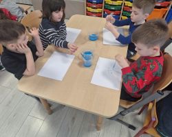 dzieci i nauczyciele podczas realizacji programu "Mamo, tato wolę wodę"