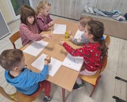 dzieci i nauczyciele podczas realizacji programu "Mamo, tato wolę wodę"