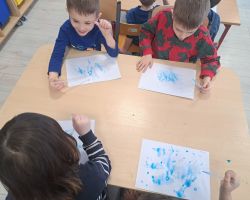 dzieci i nauczyciele podczas realizacji programu "Mamo, tato wolę wodę"