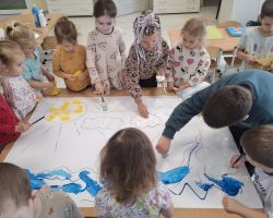 dzieci i nauczyciele podczas realizacji programu "Mamo, tato wolę wodę"