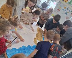 dzieci i nauczyciele podczas realizacji programu "Mamo, tato wolę wodę"