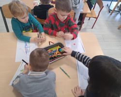 dzieci i nauczyciele podczas realizacji programu "Mamo, tato wolę wodę"