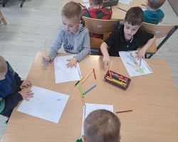 dzieci i nauczyciele podczas realizacji programu "Mamo, tato wolę wodę"