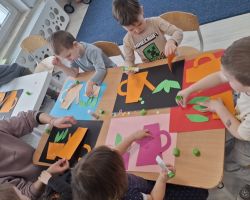 dzieci i nauczyciele podczas realizacji programu "Mamo, tato wolę wodę"