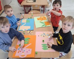 dzieci i nauczyciele podczas realizacji programu "Mamo, tato wolę wodę"