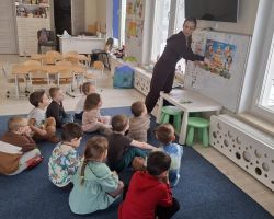 dzieci i nauczyciele podczas realizacji programu "Mamo, tato wolę wodę"