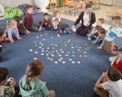 dzieci i nauczyciele podczas realizacji programu "Mamo, tato wolę wodę"