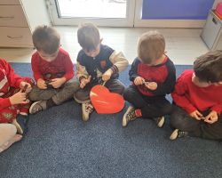 dzieci i nauczyciele podczas obchodów Walentynek