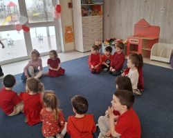 dzieci i nauczyciele podczas obchodów Walentynek