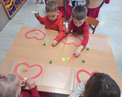 dzieci i nauczyciele podczas obchodów Walentynek