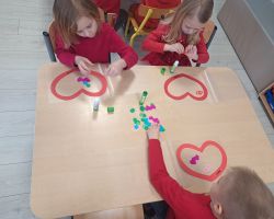 dzieci i nauczyciele podczas obchodów Walentynek