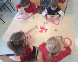 dzieci i nauczyciele podczas obchodów Walentynek