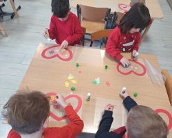 dzieci i nauczyciele podczas obchodów Walentynek