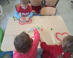 dzieci i nauczyciele podczas obchodów Walentynek