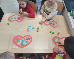 dzieci i nauczyciele podczas obchodów Walentynek