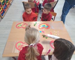 dzieci i nauczyciele podczas obchodów Walentynek