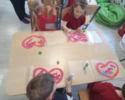 dzieci i nauczyciele podczas obchodów Walentynek