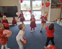 dzieci i nauczyciele podczas obchodów Walentynek