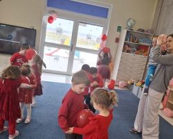 dzieci i nauczyciele podczas obchodów Walentynek