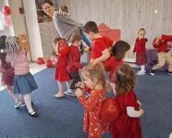 dzieci i nauczyciele podczas obchodów Walentynek