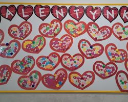 dzieci i nauczyciele podczas obchodów Walentynek