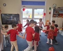 dzieci i nauczyciele podczas obchodów Walentynek