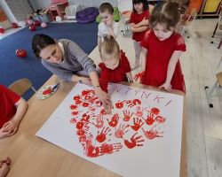 dzieci i nauczyciele podczas obchodów Walentynek