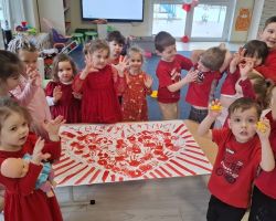 dzieci i nauczyciele podczas obchodów Walentynek
