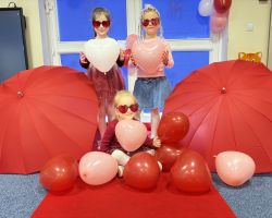 dzieci i nauczyciele podczas obchodów Walentynek