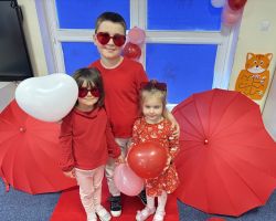 dzieci i nauczyciele podczas obchodów Walentynek