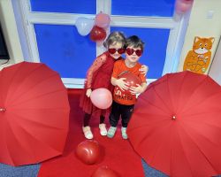 dzieci i nauczyciele podczas obchodów Walentynek