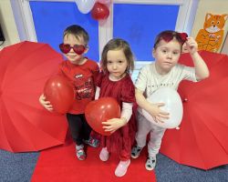 dzieci i nauczyciele podczas obchodów Walentynek