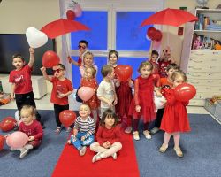 dzieci i nauczyciele podczas obchodów Walentynek