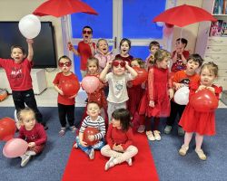 dzieci i nauczyciele podczas obchodów Walentynek