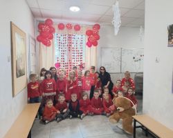 dzieci i nauczyciele podczas obchodów Walentynek